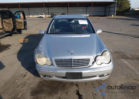 2003 Mercedes-Benz C 240 z USA, uszkodzony, nr VIN WDBRF61J13E013894